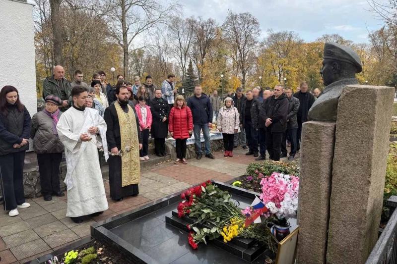 Бойцы СОБР «Орёл» почтили память офицера отряда Дениса Мельникова в 30-летие со дня его гибели