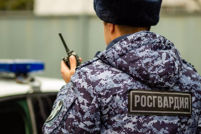 Росгвардейцы задержали молодого человека, повредившего дверь кемеровского супермаркета