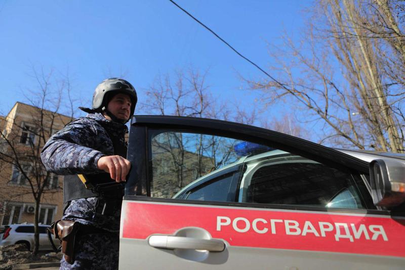 Росгвардейцы задержали мужчину, угрожавшего бывшей супруге в медицинском учреждении