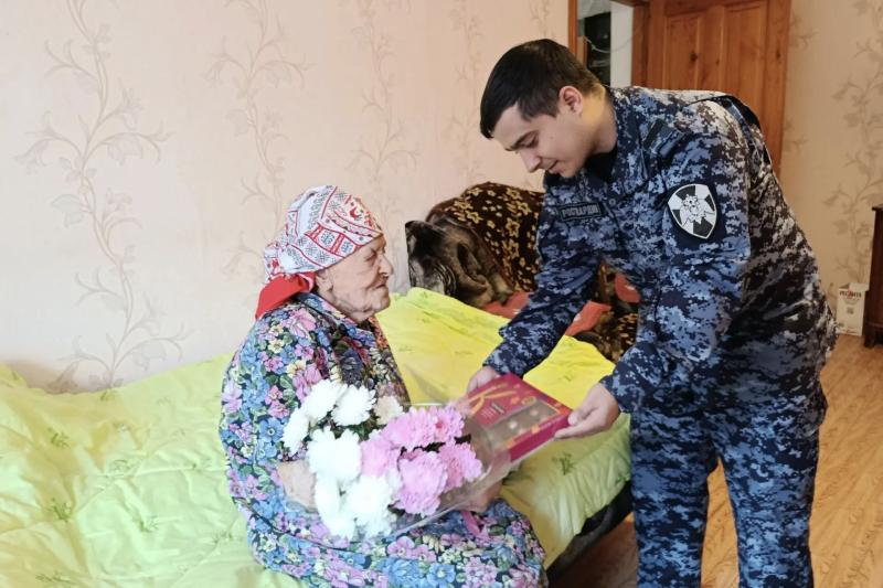В Кузбассе росгвардейцы поздравили труженицу тыла со 105-летним юбилеем