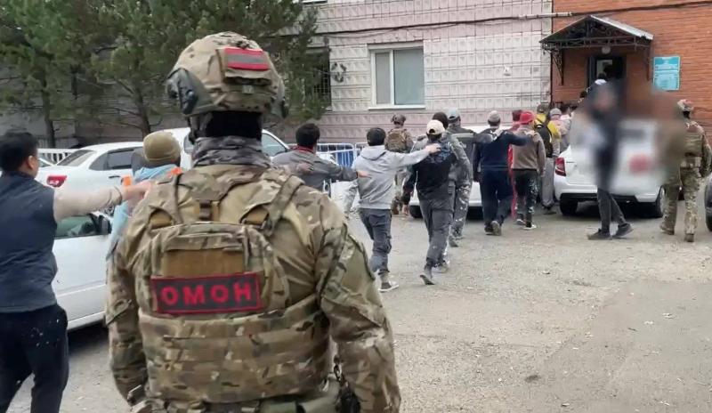 Спецназ Росгвардии оказал силовую поддержку при проведении миграционного рейда в Томской области