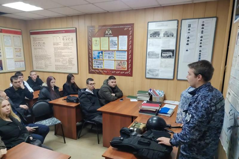 Росгвардейцы Таштагола познакомили студентов со службой во вневедомственной охране