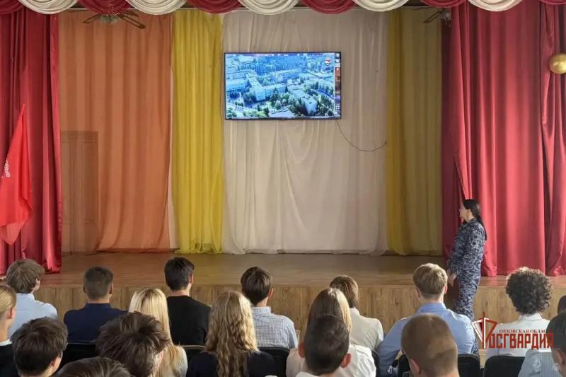 В Ливнах росгвардейцы провели профориентационное занятие со школьниками